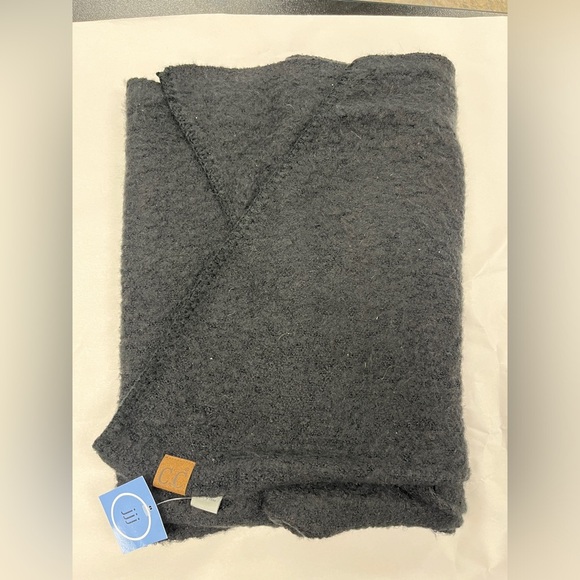 C.C. NWT Black Bias Cut Boucle Knit Scarf - Picture 4 of 8